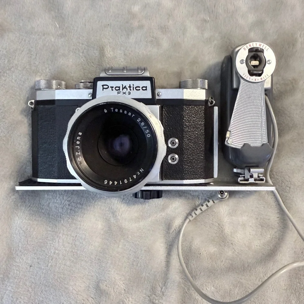 Vintage Praktica FX3 35mm Camera Zeiss Jena Tessar 50mm f/2.8 Honeywell Flash